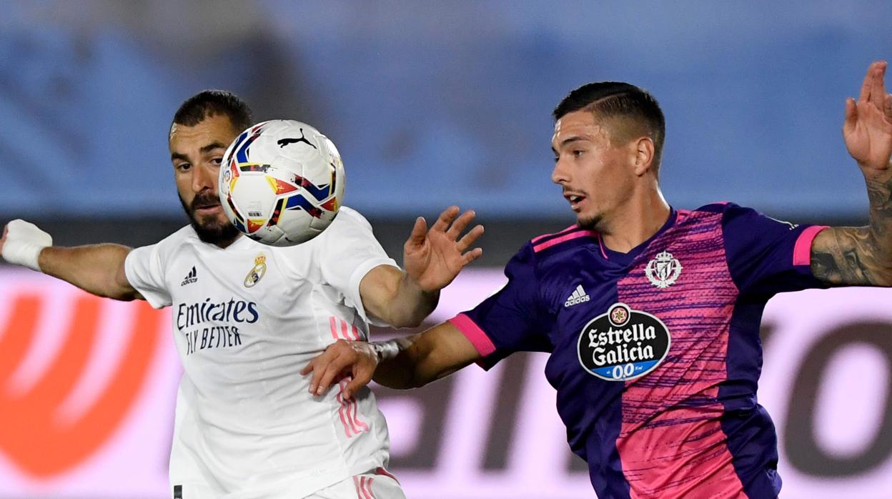 Karim Benzema y Javi Sánchez pugnan por un balón durante el partido