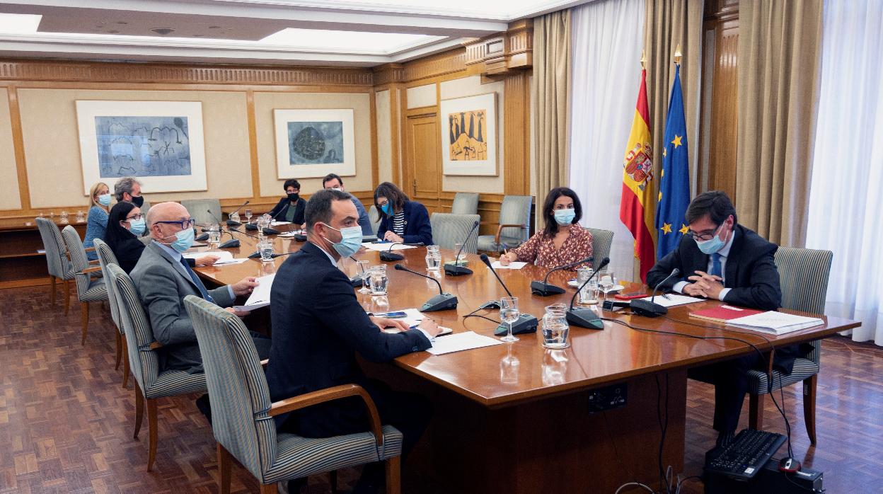 El ministro Salvador Illa, con su equipo, en la reunión del consejo interterritorial de salud