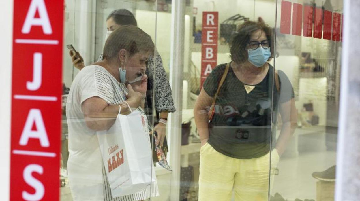 Estampa en Orense, con vecinos realizando compras, en una imagen de archivo