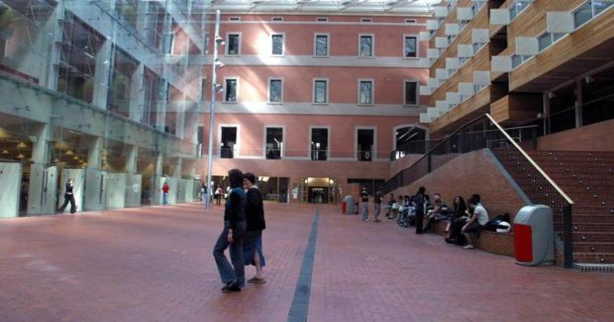 Estudiantes en el edificio central de la universidad en Barcelona