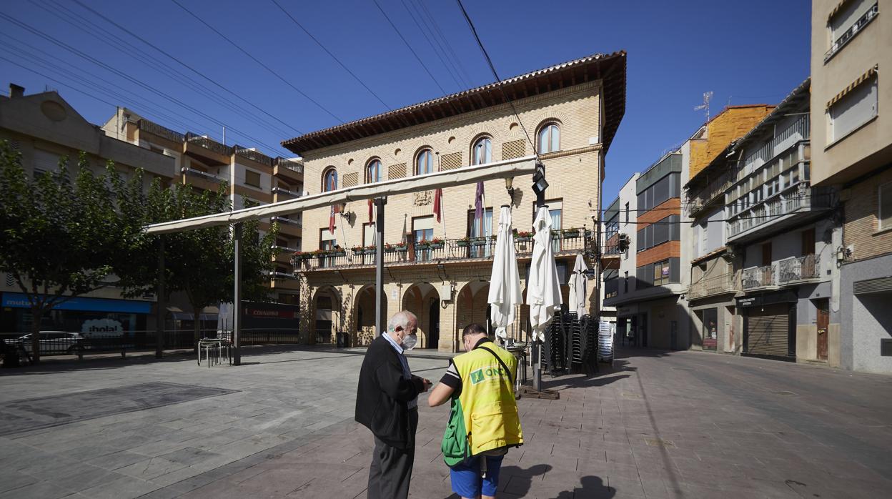 Imaggen de la plaza del Ayuntamiento de Peralta, primer pueblo que fue confinado en Navarra