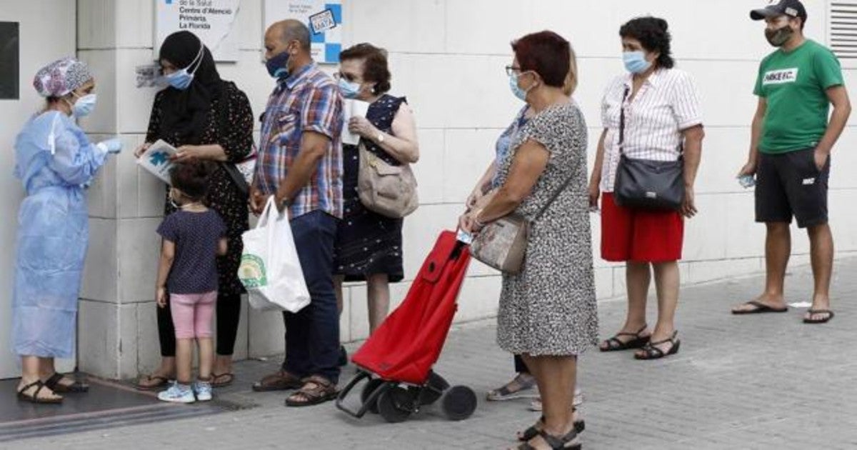 Varias personas esperan ser atendidas en un CAP de L'Hospitalet de Llobregat