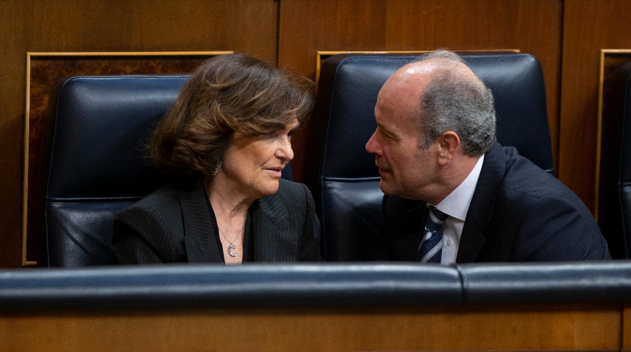 La vicepresidenta primera, Carmen Calvo, y el ministro de Justicia, Juan Carlos Campo, durante un Pleno en el Congreso de los Diputados