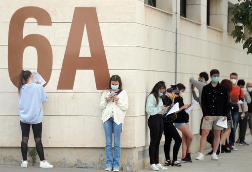 Imagen de las colas de estudiantes esperando para hacer las pruebas en la UPV