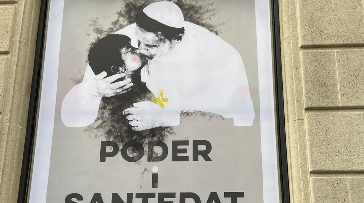 Inagen del cartel de «Poder i Santedat» en la fachada del Teatro Principal de Valencia