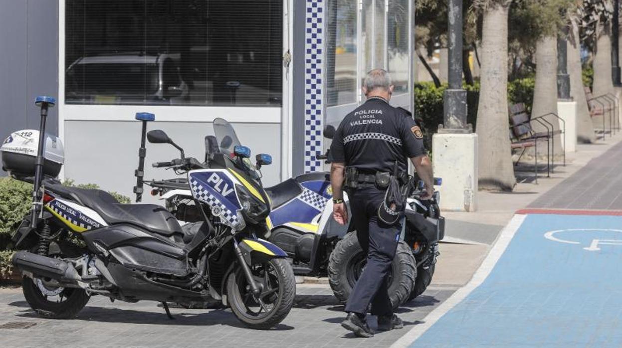 Un agente de la Policía Local de Valencia, este viernes