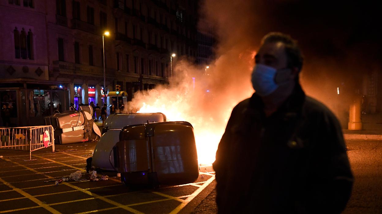 Contenedores ardiendo sobre el el asfalto en la manifestación secesionista del 1-O