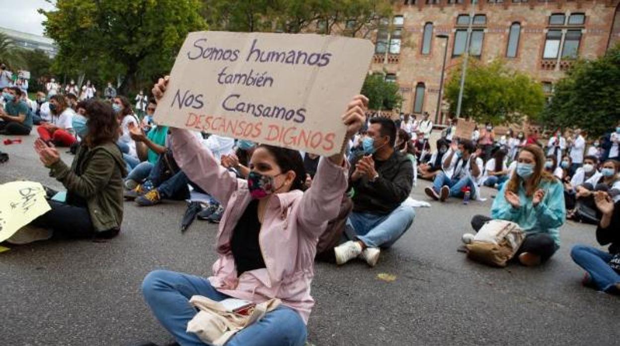 Profesionales MIR, durante una protesta este viernes en Barcelona