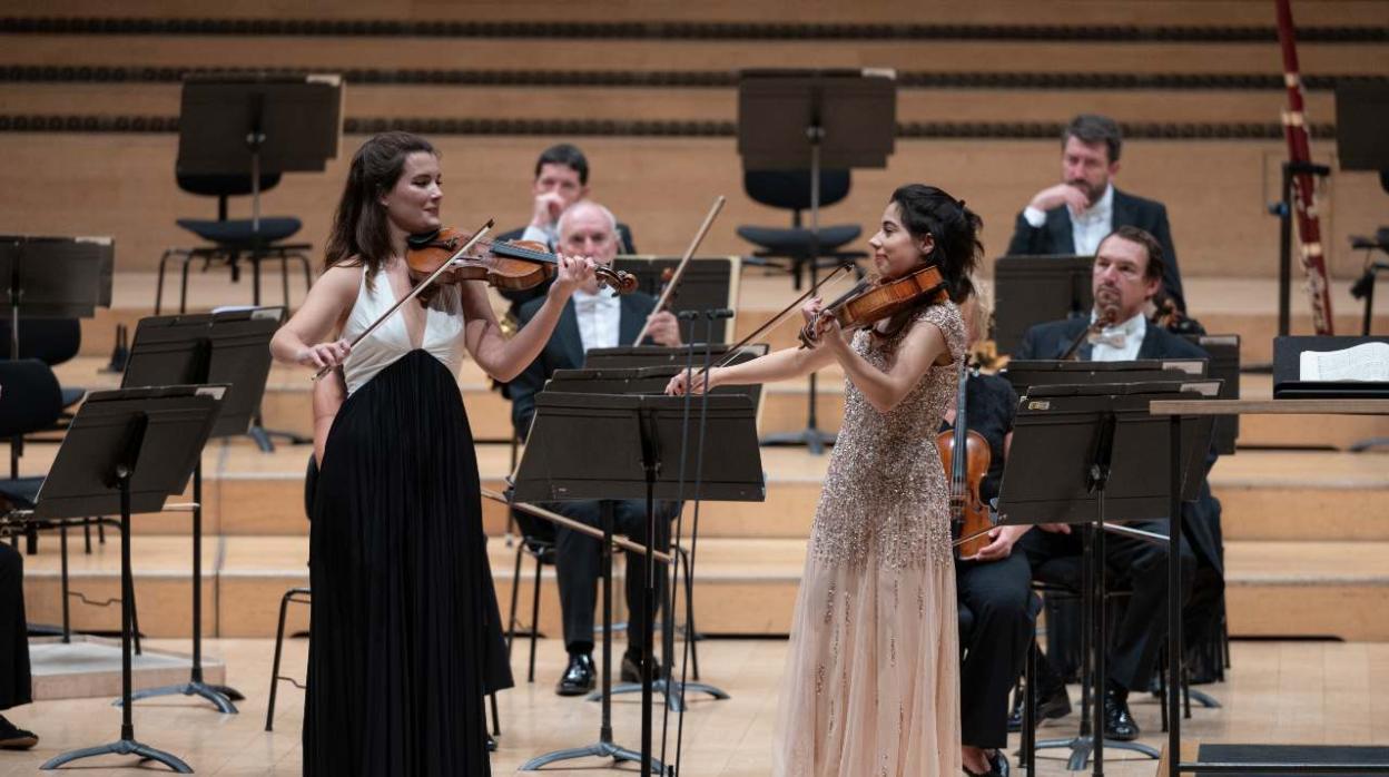 Las dos violinistas, durante su actuación