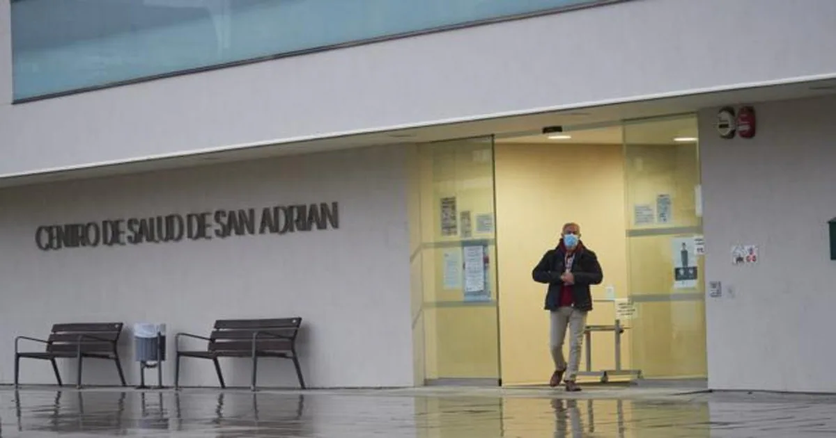 Un hombre sale del centro de salud de San Adrián.