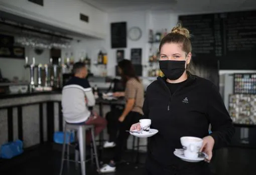 Iuliana posa con dos cafés durante la primera mañana con restricciones en toda la capital