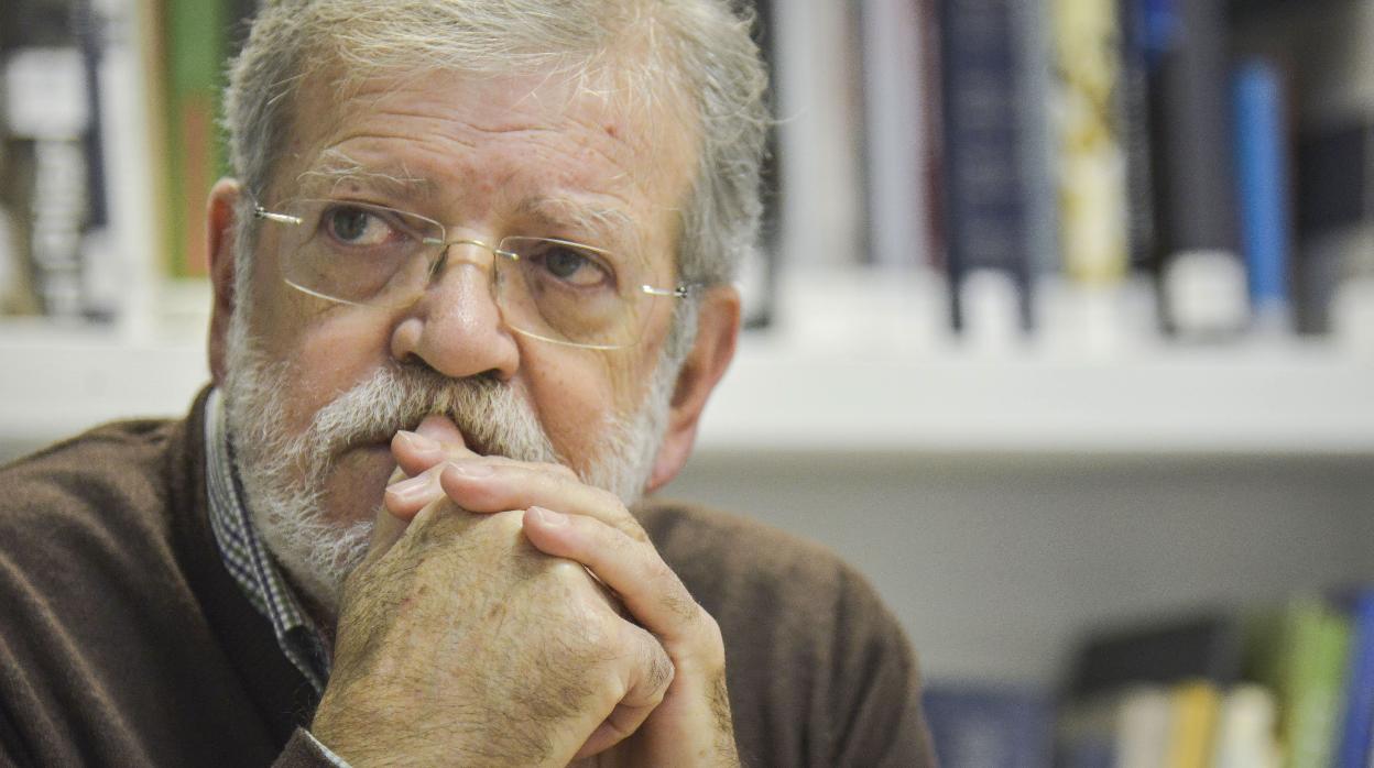 El presidente del Gobierno, Pedro Sánchez, durante un mitin electoral del PSOE/ El Rey es recibido entre aplausos en el II Foro de La Toja Vínculo Atlántico