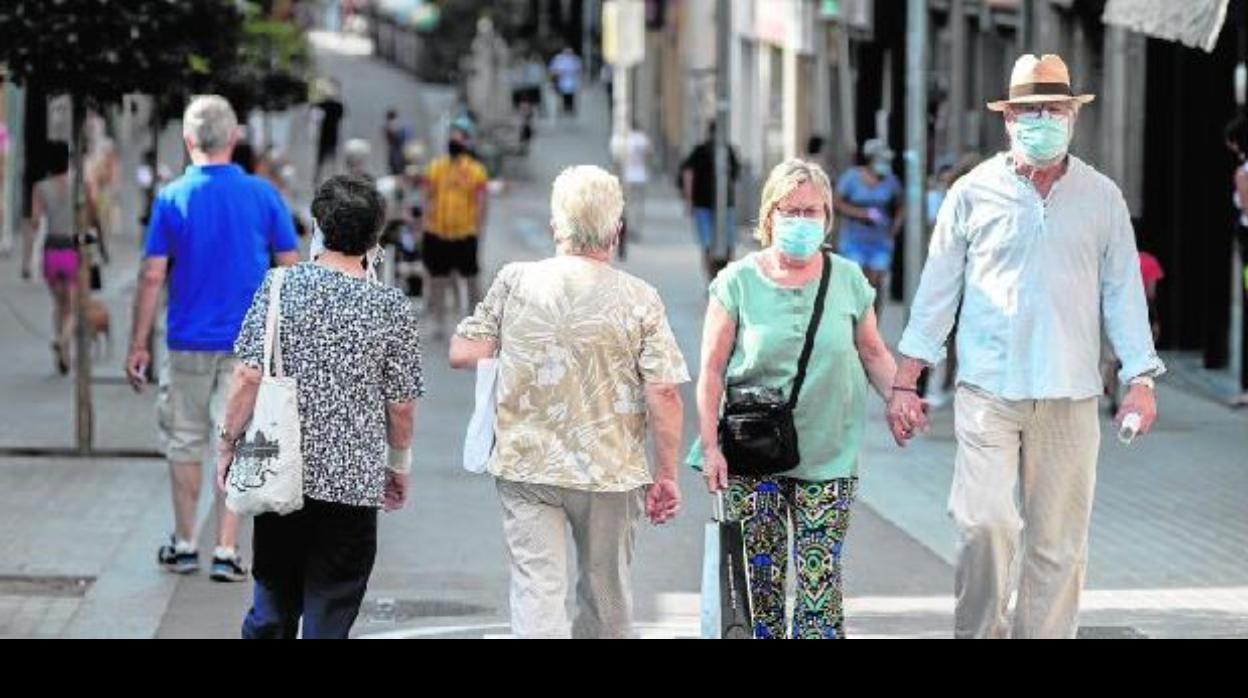 Vecinos de Collblanc pasean por un barrio con una alta densidad de población y sin zonas verdes