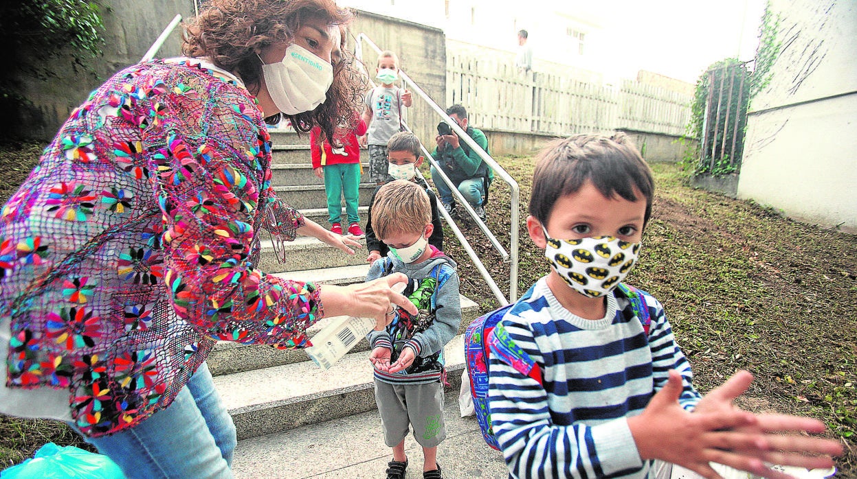 Alumnos de Infantil de un colegio de Santiago regresan a clase a comienzos de septiembre