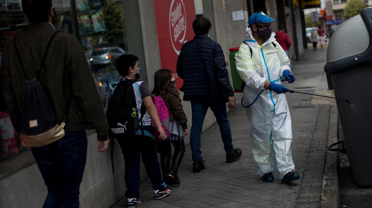 Un operario desinfecta un contenedor esta semana en Orense