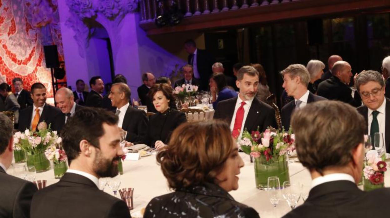 Colau, durante la cena inaugural de 2018, frente al Rey