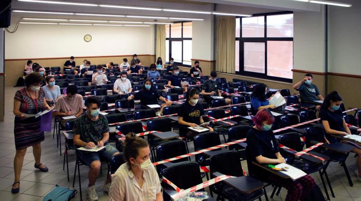 Puebas de slectividad en un aula de la Universidad de Barcelona