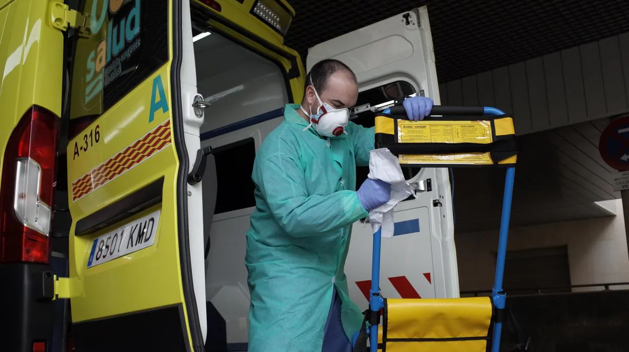 Sanitario desinfectando una ambulancia entre traslado y traslado
