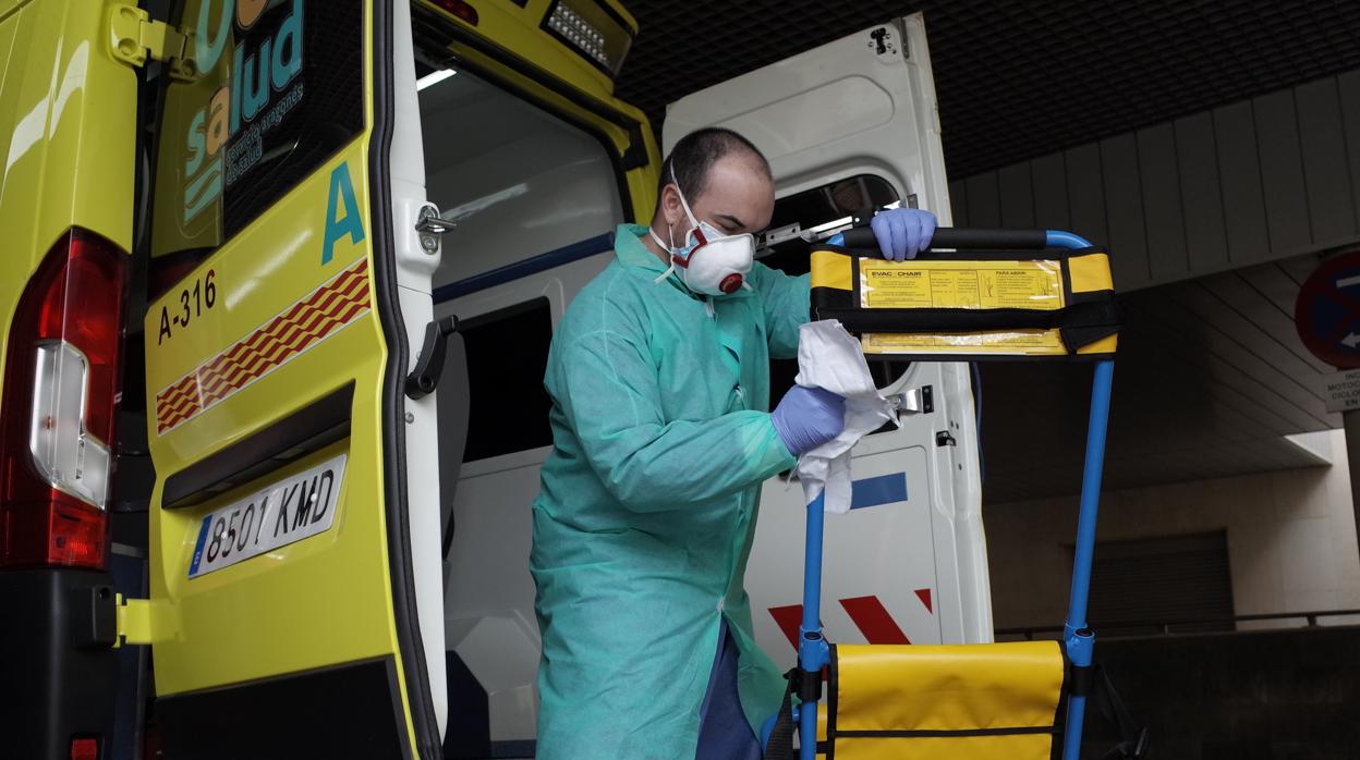 Sanitario desinfectando una ambulancia entre traslado y traslado