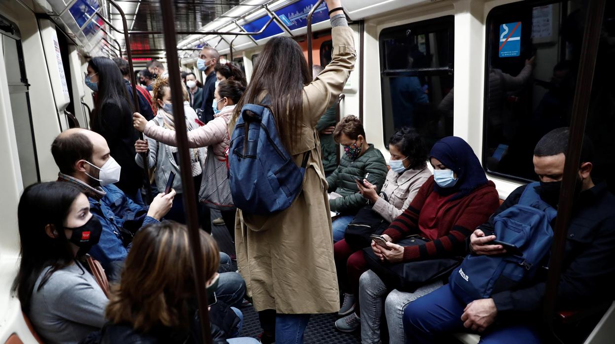 Viajeros en la línea 1 de Metro, el primer día laboral de las restricciones