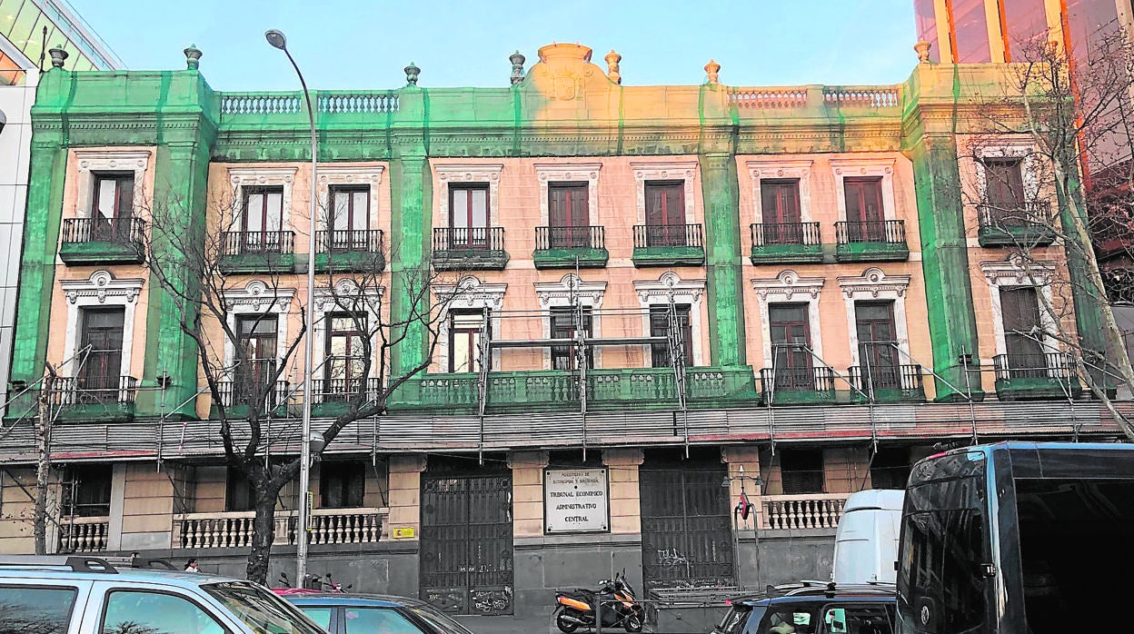 Fachada del Palacio de los condes de Egaña, en la calle de Génova, 29