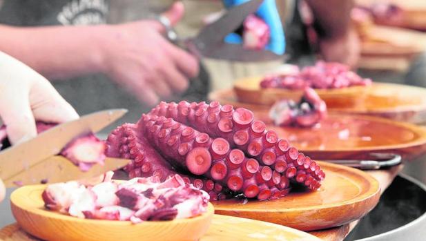 El San Froilán sale adelante pese a todo: sin tómbolas ni casetas, pero con pulpo