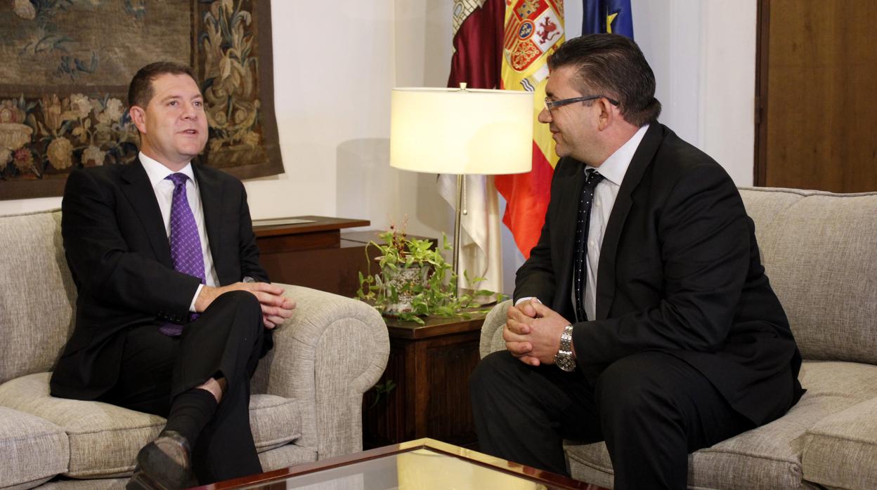 Imagen de archivo de una reunión entre el presidente Page y el alcalde de Villar de Cañas, José María Saiz