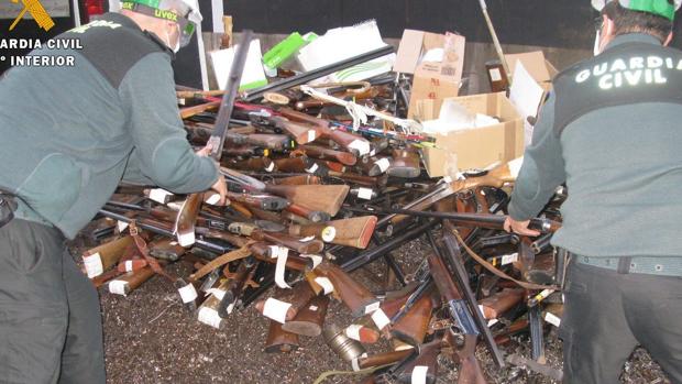 La Guardia Civil destruye en Huesca un arsenal de 495 armas y las recicla como chatarra