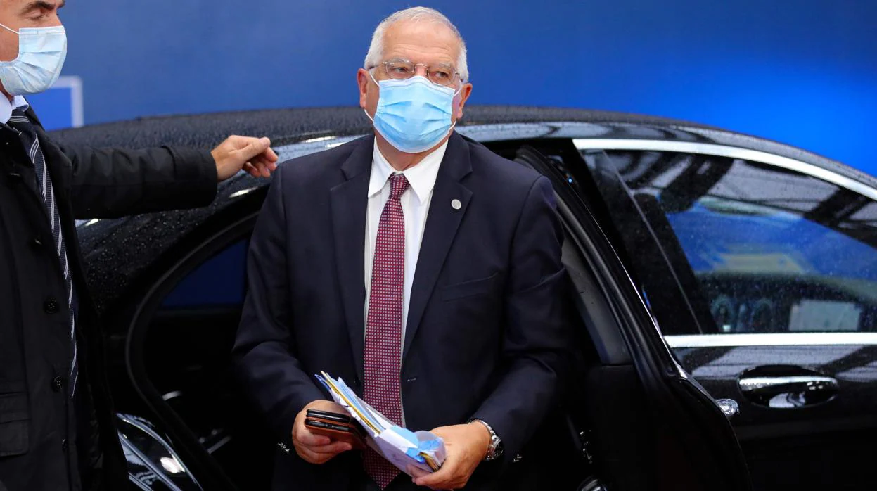 Josep Borrell, junto a su coche oficial de Alto Representante de la UE para Asuntos Exteriores y Política de Seguridad. Hace 25 años era ministro de Obras Públicas de Felipe González