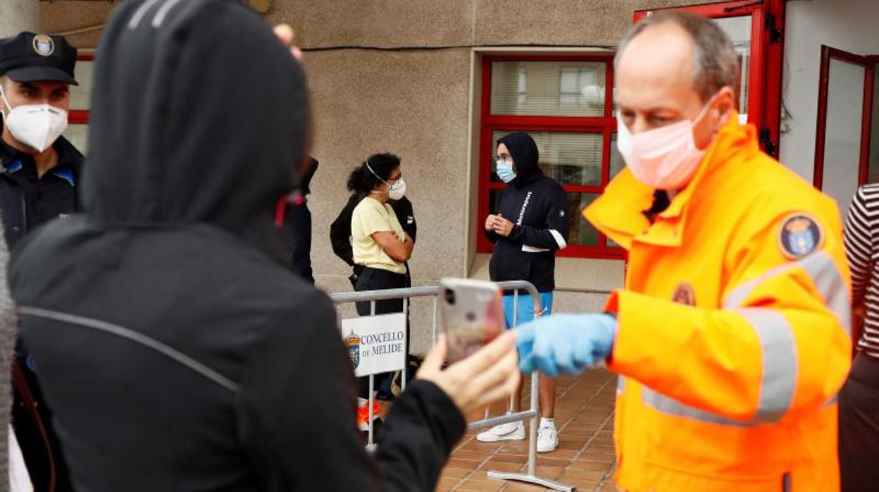 Un grupo de transeúntes en Orense, ciudad más golpeada por el Covid de Galicia