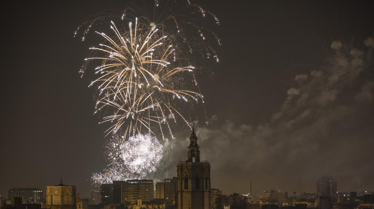 Imagen de archivo de un castillo de fuegos artificiales en Valencia