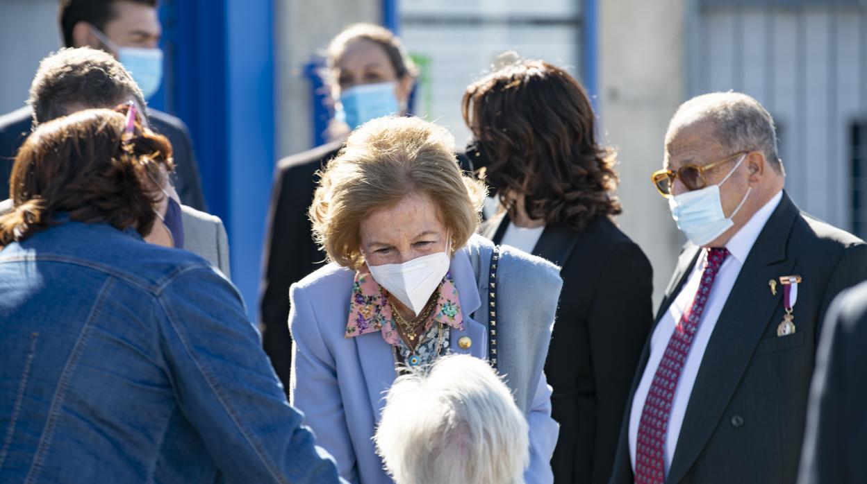 Doña Sofía se interesa por la función social del Banco de Alimentos durante la pandemia