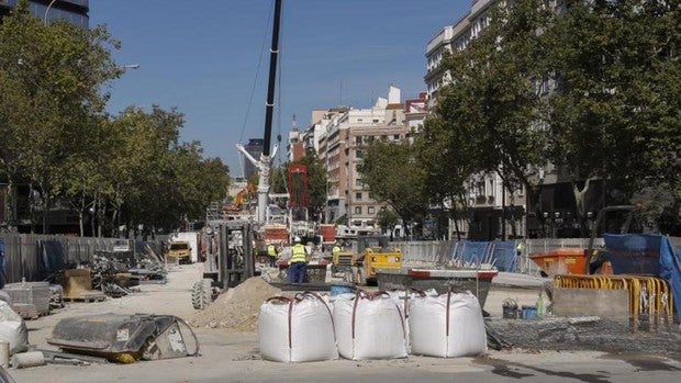 El desmontaje del puente de Joaquín Costa terminará el 21 de octubre, un mes antes de lo previsto