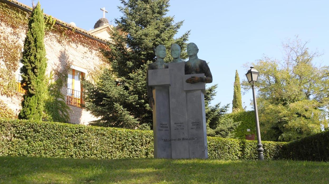 Un monumento rinde homenaje a los tres mártires de Boadilla asesinados en la Guerra Civil