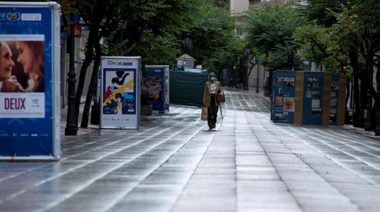 Una mujer camina por una calle vacía del concello de Orense