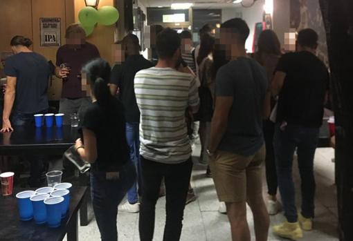 Desalojan una fiesta ilegal en Valencia con 135 personas sin mascarilla compartiendo bebidas