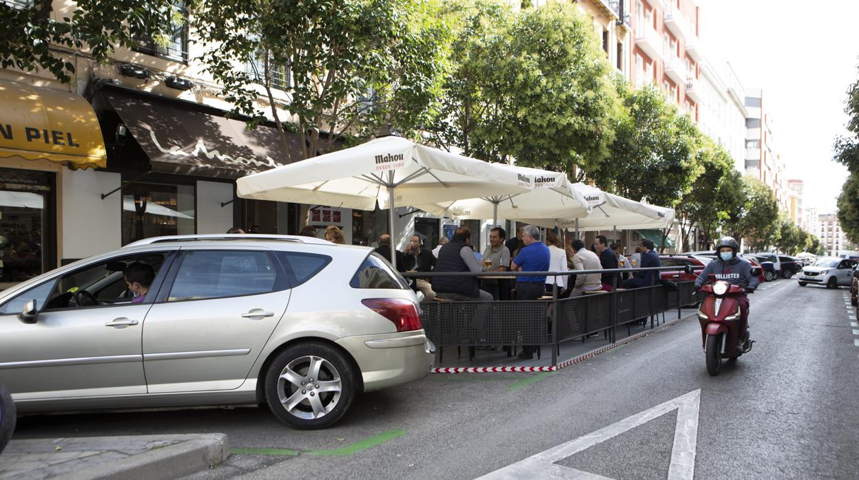 Terrazas en la zona de aparcamiento, en el barrio de Retiro