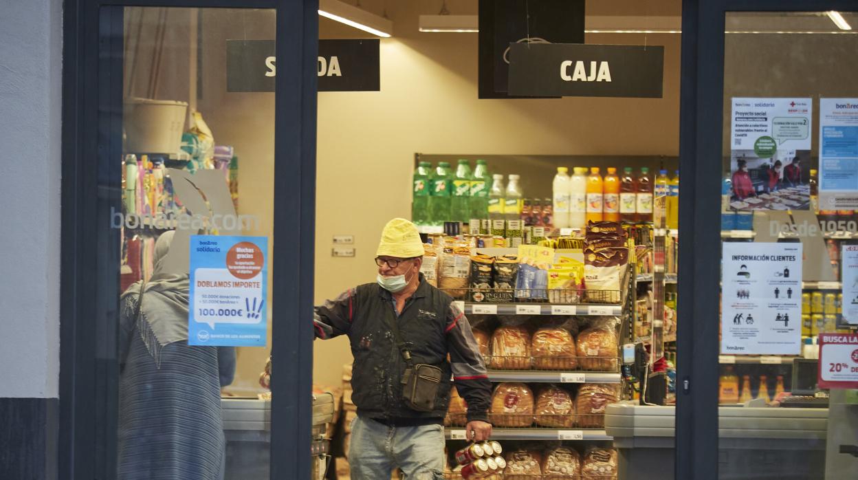 Imagen de un comercio en San Adrián, una de las poblaciones confinadas en Navarra