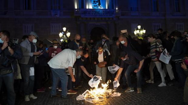 Quema colectiva de fotos del Rey en la víspera de su visita a Barcelona