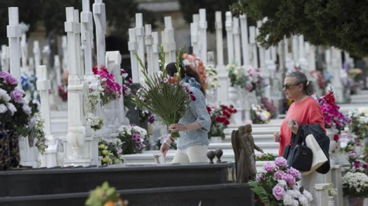 En el Día de Todos los Santos , el cementerio se llena de flores