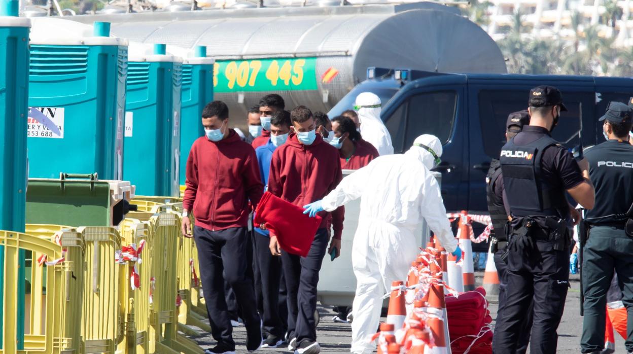 La Cruz Roja atiende inmigrantes a su llegada a Canarias