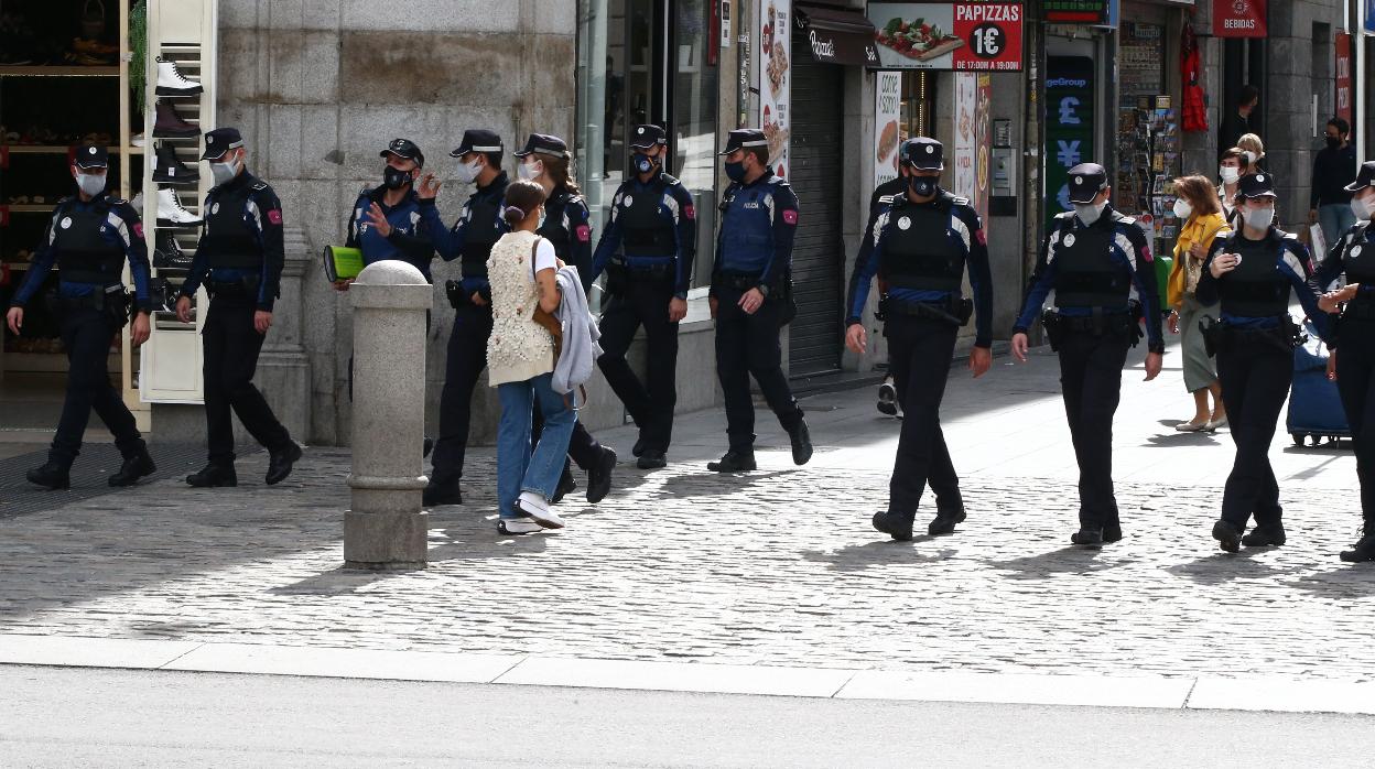 Policía Nacional y Municipal patrullando en las inmediaciones de la Puerta del Sol
