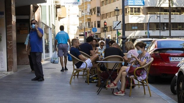 Los pubs de un pueblo de Alicante abrirán bajo la responsabilidad de su alcaldesa