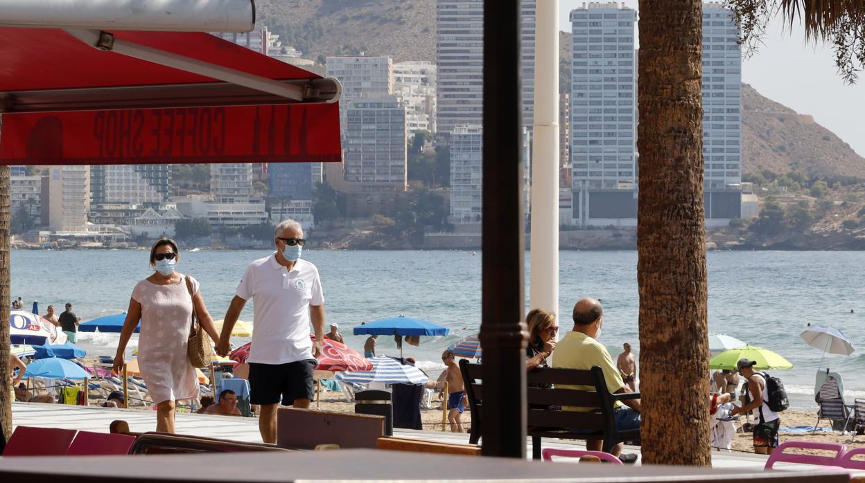 Imagen del turismo de otoño en las playas de Alicante