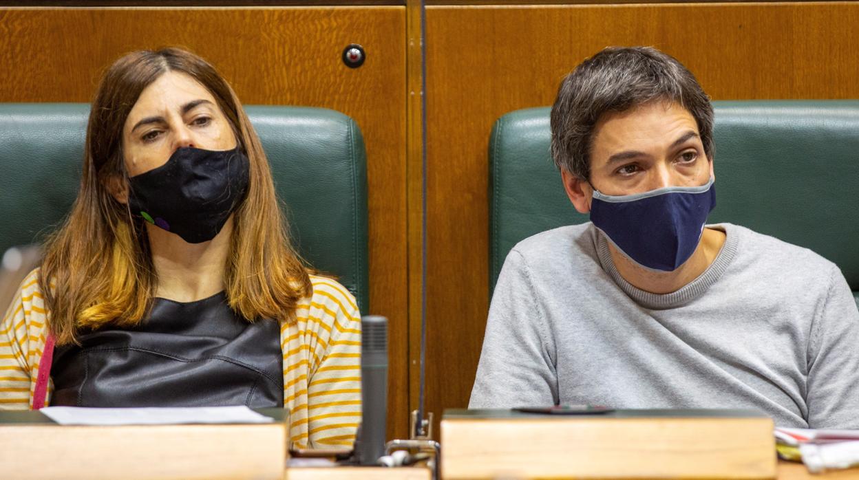 Miren Gorrotxategi y Jon Hernandez, del grupo Podemos-IU, en la sesión de hoy