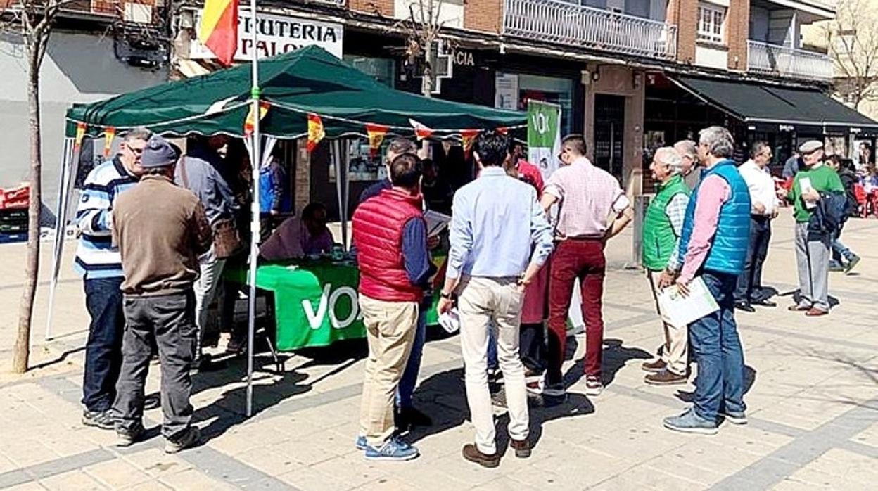 Mesa informativa del partidio político Vox en el barrio vallisoletano de las Delicias