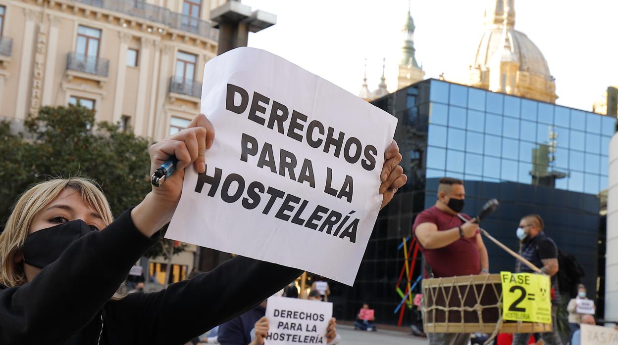 Protesta que realizaron dueños de bares y restaurantes tras conocer las restricciones para los días del Pilar. El TSJA les ha levantado el grueso de esas restricciones