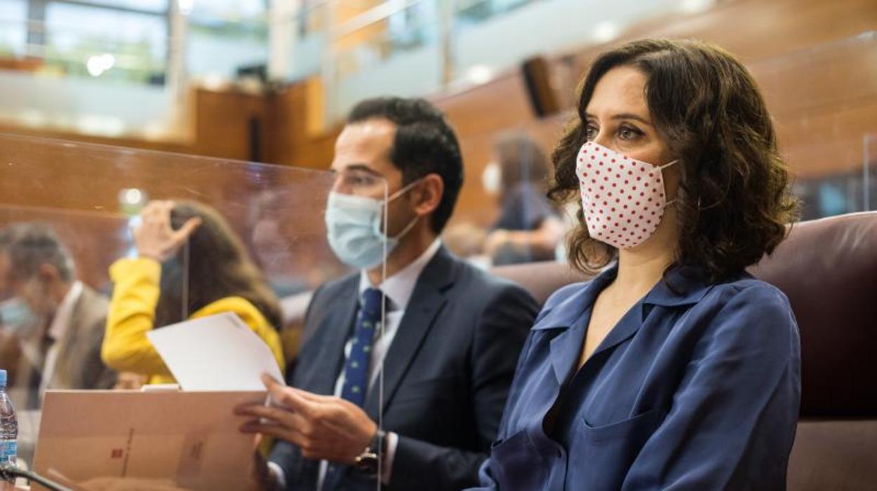 La presidenta de la Comunidad, Isabel Díaz Ayuso, junto al vicepresidente, Ignacio Aguado, ayer, en la Asamblea de Madrid