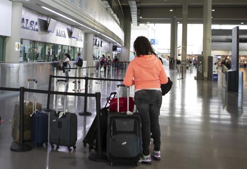 Una mujer espera a comprar su billete en la estación del Sur