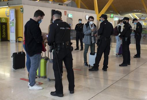 La Policía Nacional desplegada en Barajas pregunta a los viajeros los motivos de los desplazamientos